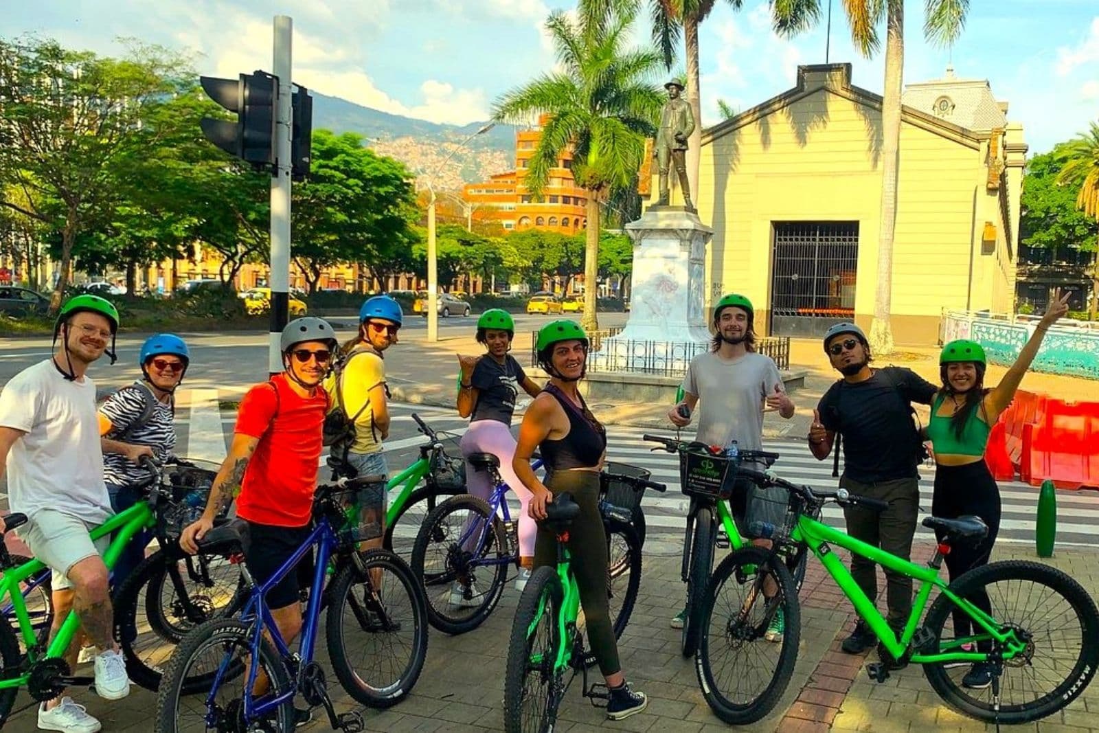 Medellín Bike City Tour with Coffee & Snack — miniatura 2