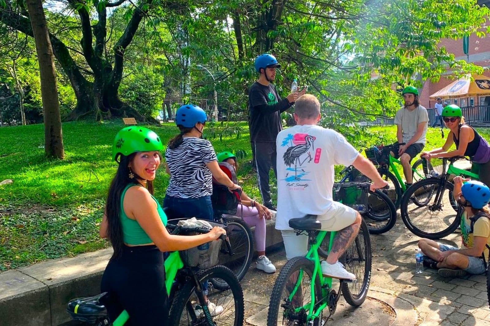 Medellín Bike City Tour with Coffee & Snack — miniatura 4