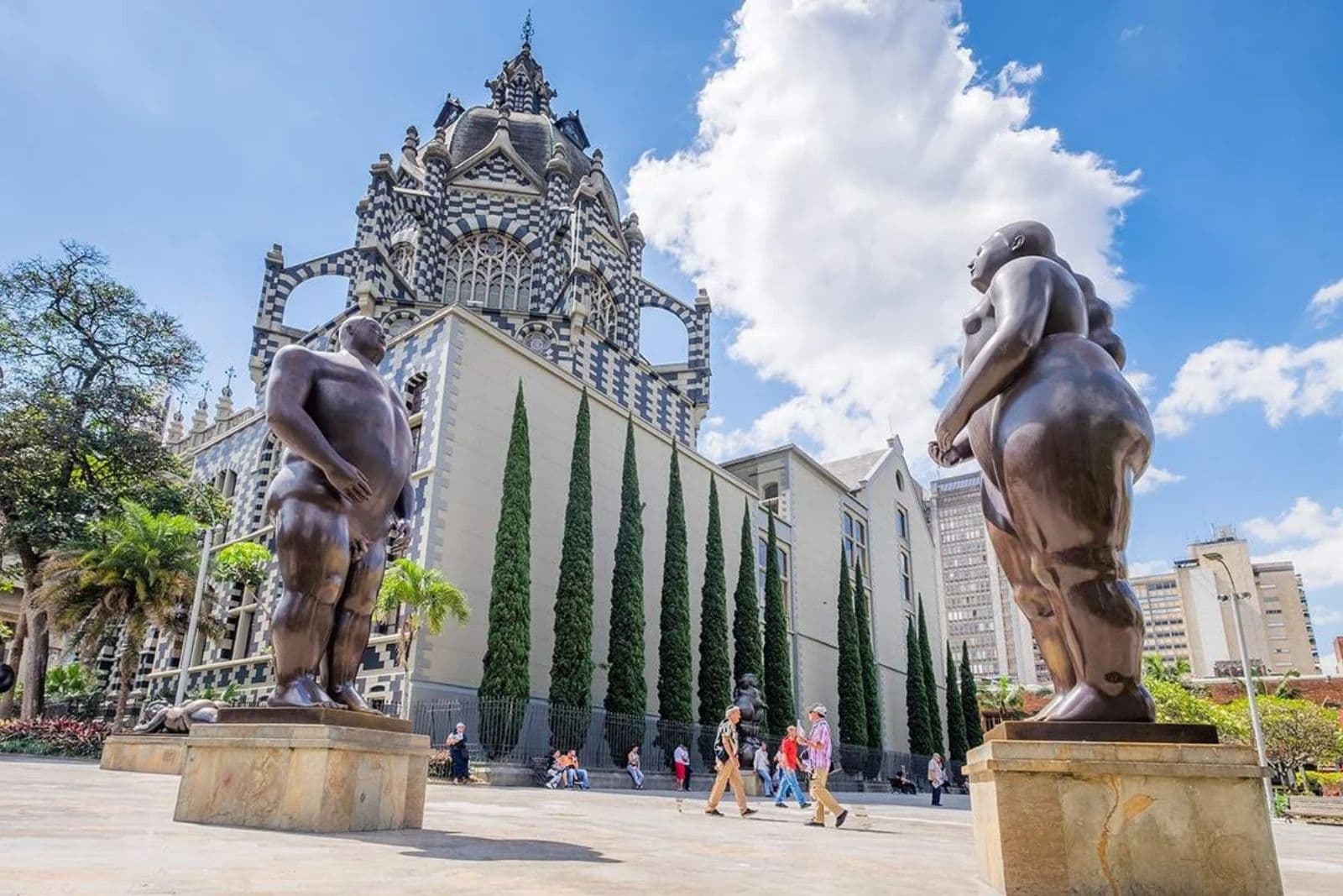 Medellín in 1 Day · City Tour + Pablo Escobar + Comuna 13 (Private)