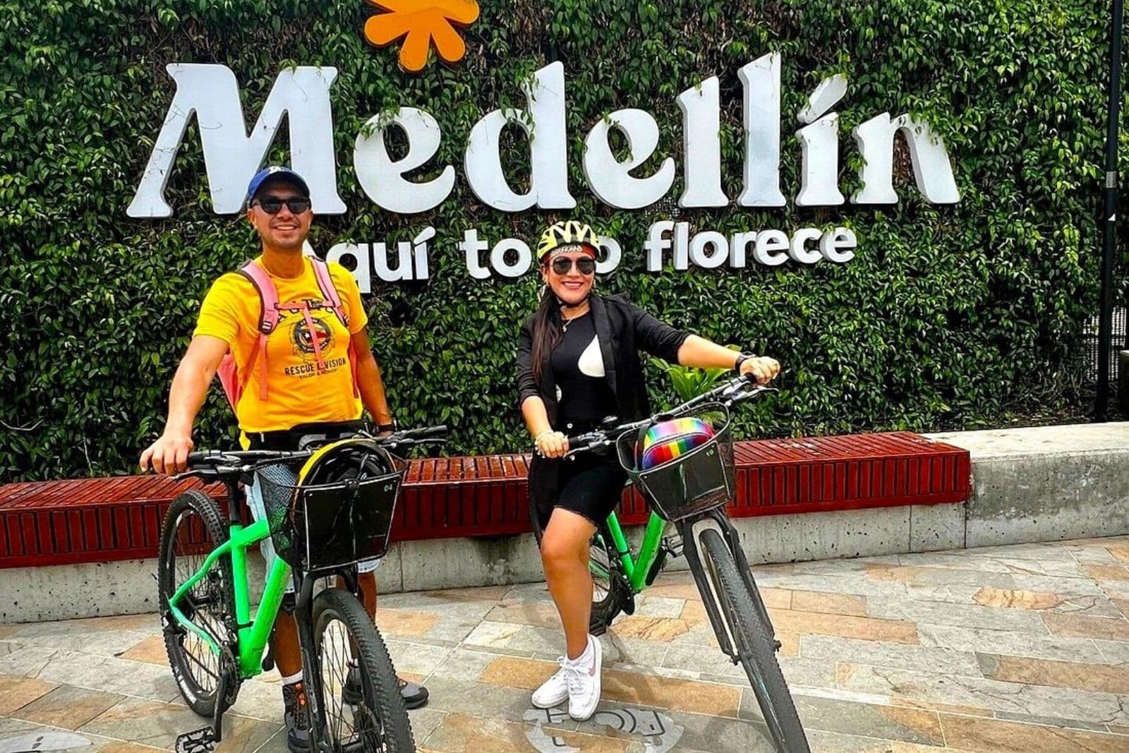 Medellín Bike City Tour with Coffee & Snack